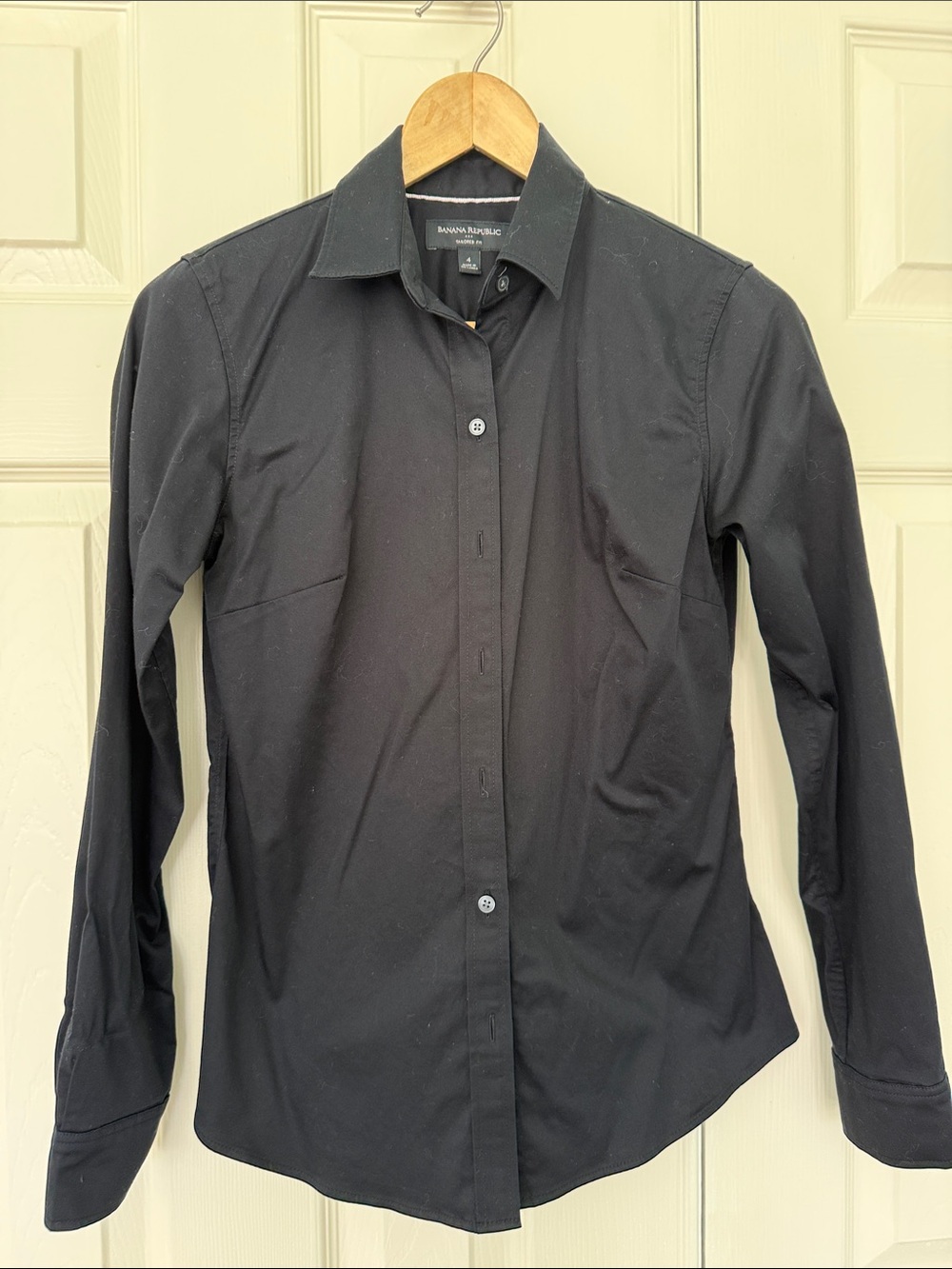 Banana Republic women’s Black Button-Up Dress Shirt size 4
